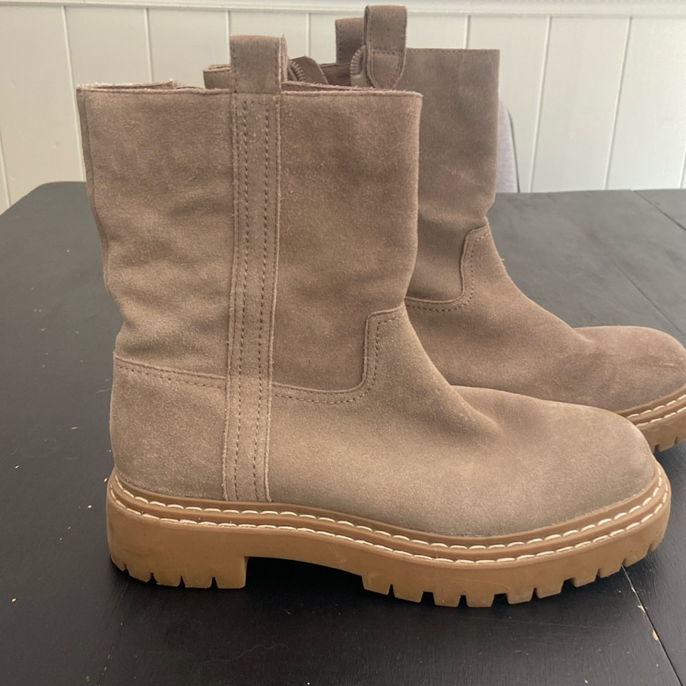 Tan suede boots worn only 2 times to realize they are not the right size for me.